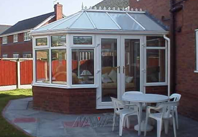 Sola adición moderna del Sunroom del tejado de la cuesta en la cubierta atada a la casa 1